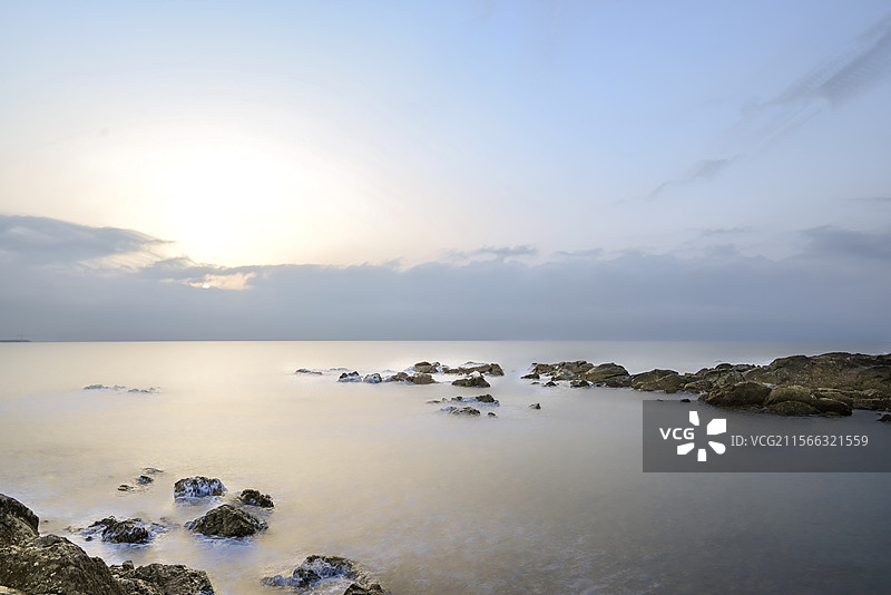 海滩礁石日出图片素材