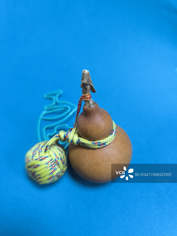 蓝色背景下文玩小葫芦的特写镜头图片素材
