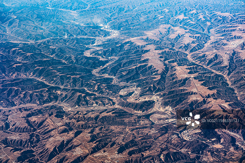 山河蜿蜒的壮丽航拍 大地脉络的自然画卷图片素材