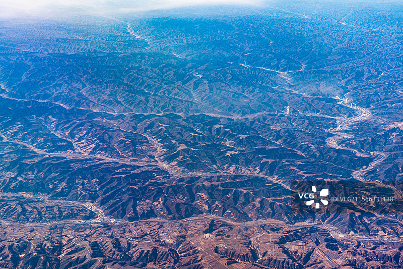 山河蜿蜒的壮丽航拍 大地脉络的自然画卷图片素材