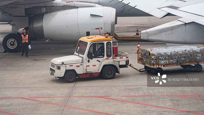 四川成都双流国际机场机场地勤保障作业图片素材