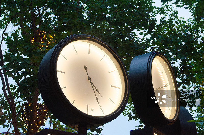 福州烟台山上的两个时钟图片素材