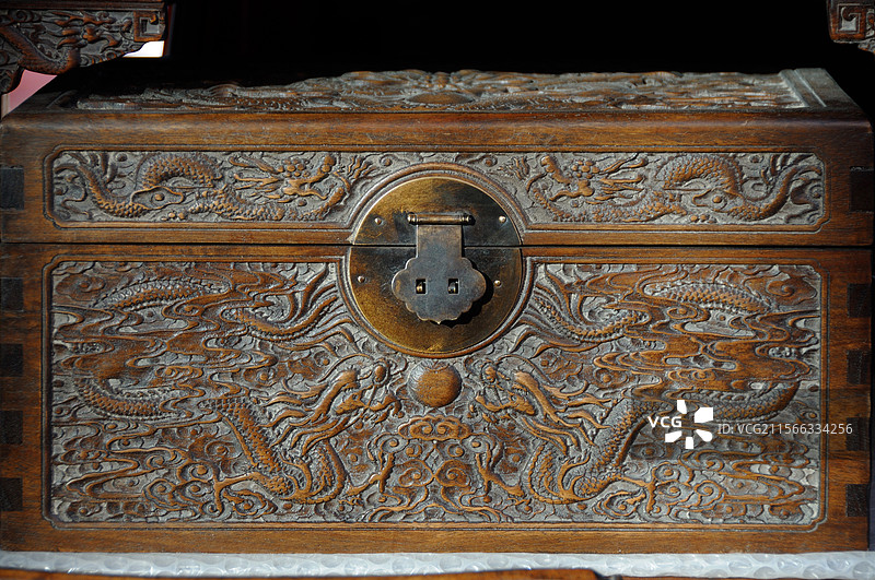 （北京潘家园旧货市场）雕刻精美的木质小箱柜图片素材