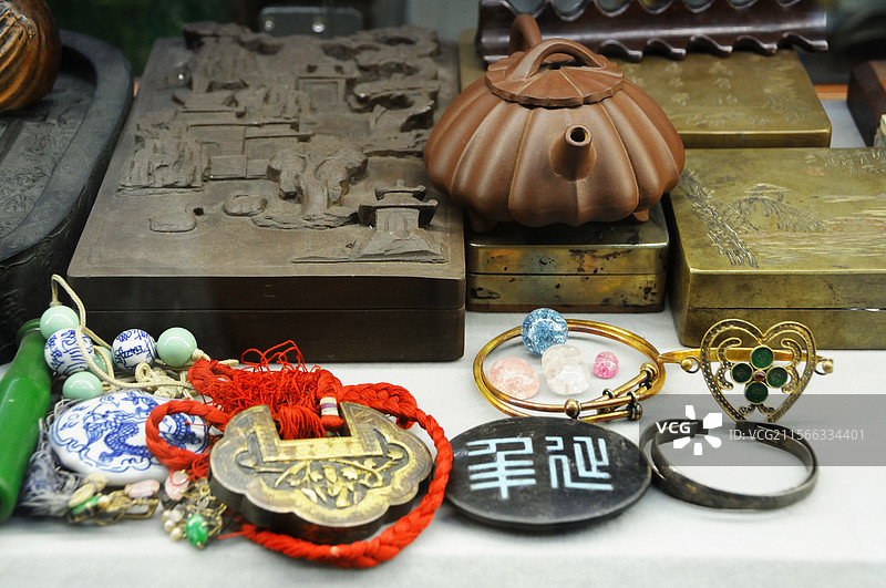 北京潘家园旧货市场销售的各类旧货图片素材