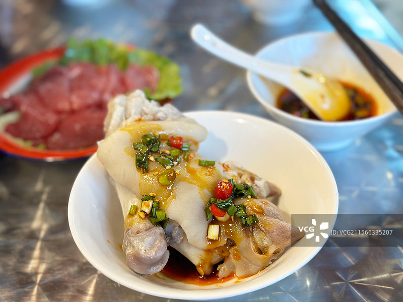 特色美食小吃炖猪蹄猪脚餐桌上碗中食物的高角度视图背景图片素材