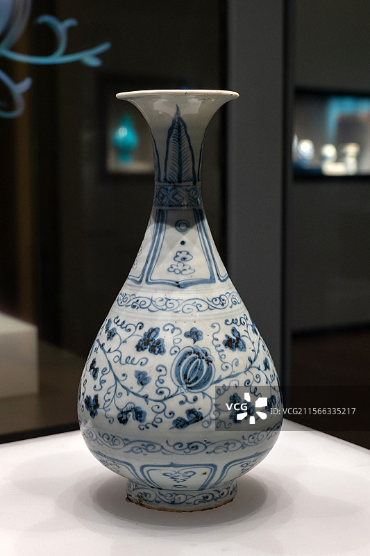 青花缠枝瓜果纹玉壶春瓶（一级文物） 元朝 济宁市任城区二十里铺出土 山东省济宁市博物馆-文化中心新馆图片素材