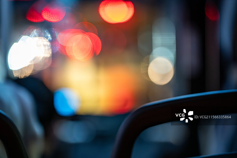 城市灯光照射下的空座位图片素材