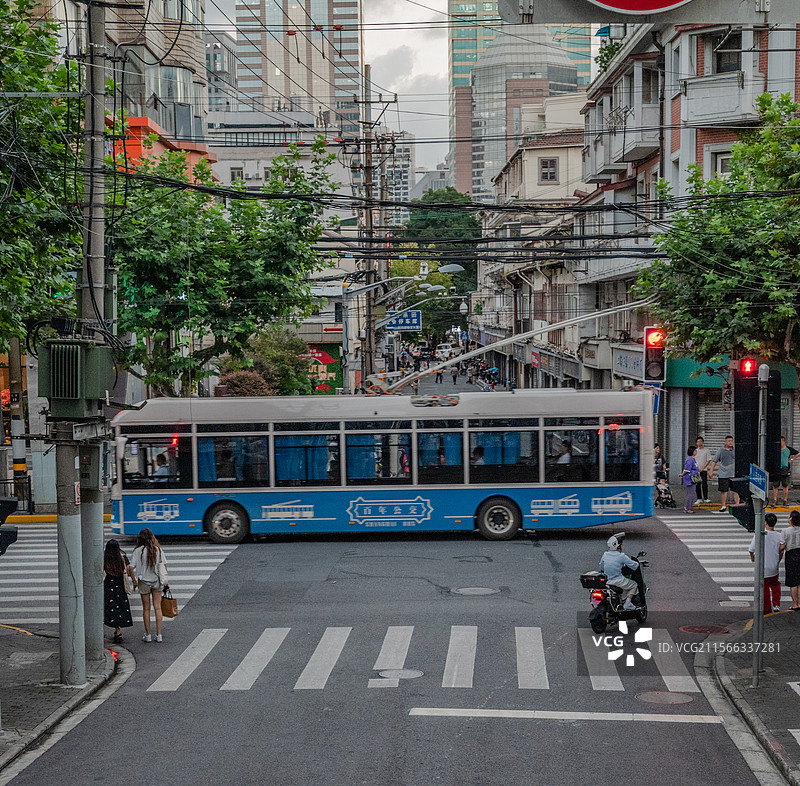 上海城市公交车 交叉路口 城市街道上的人们图片素材
