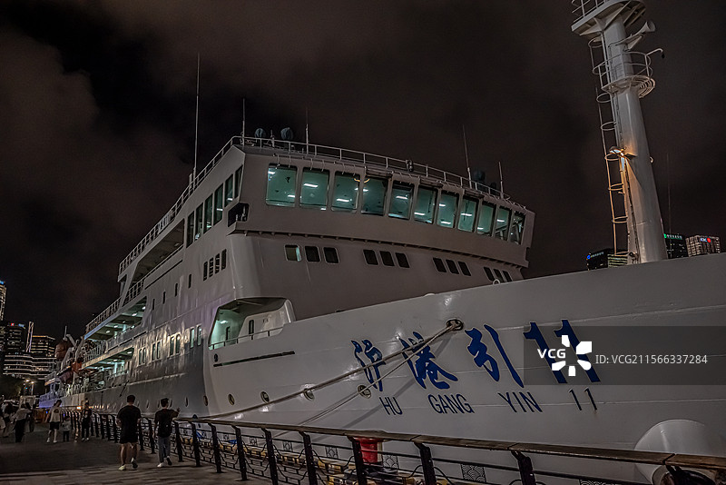 停泊在港口的船只 夜晚港口的舰艇 上海黄浦江邮轮图片素材