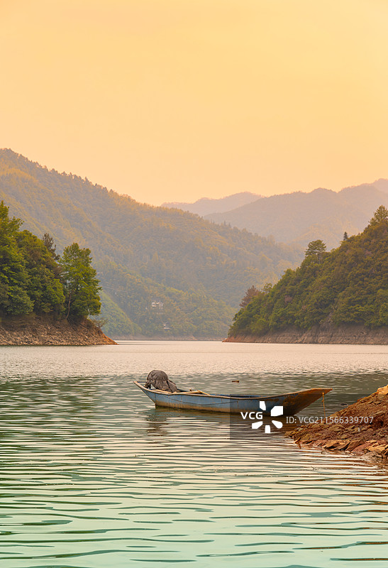 傍晚夕阳中的小船图片素材