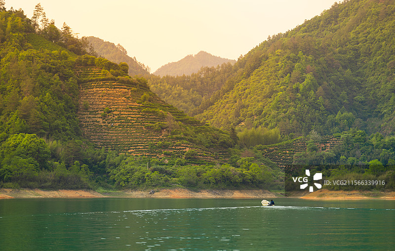 傍晚夕阳中的小船图片素材