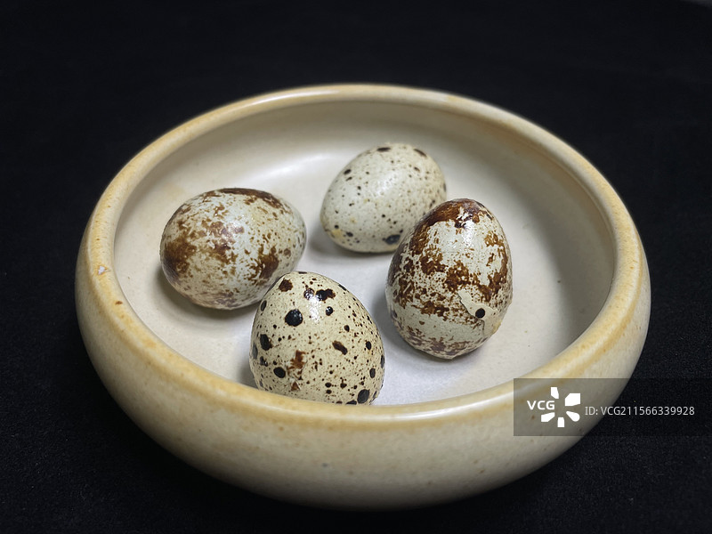 有机鹌鹑蛋早餐特写｜自然斑点纹理与营养早餐搭配图片素材