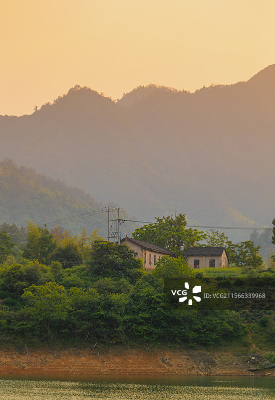 傍晚高山森林中的小屋图片素材
