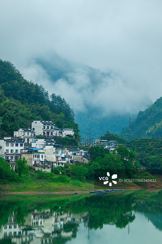 云雾中的黄山市丰乐湖景区图片素材
