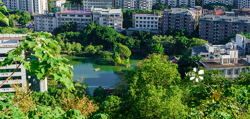 福建省福州市乌山俯瞰城市湖光山色的黎明湖图片素材