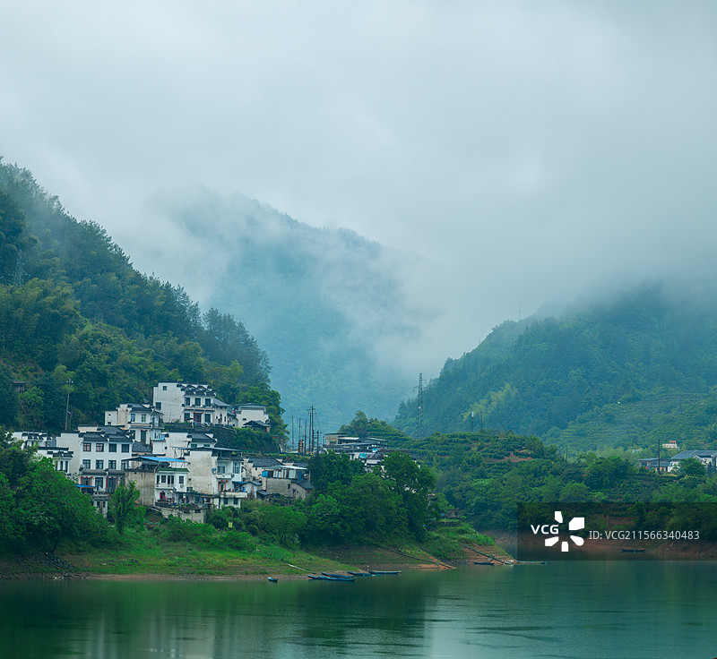 云雾中的黄山市丰乐湖景区图片素材