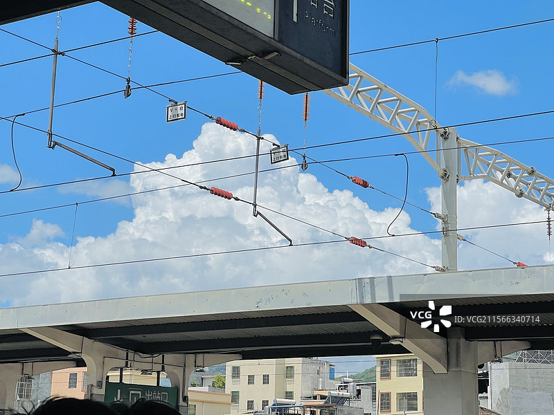 蓝天白云的车站站台图片素材