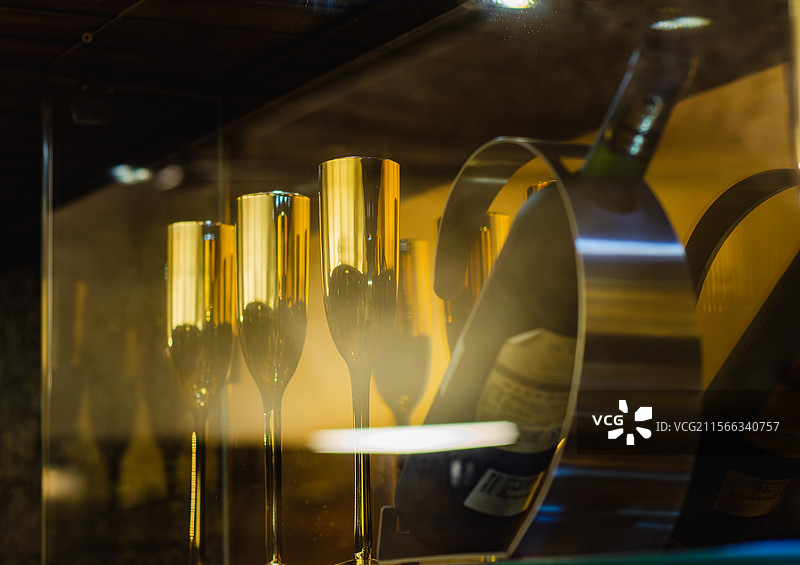 青岛葡萄酒博物馆，酒庄桌上精致的金色高脚杯图片素材