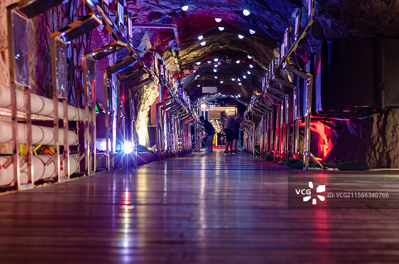 青岛葡萄酒博物馆的地窖的地下通道图片素材