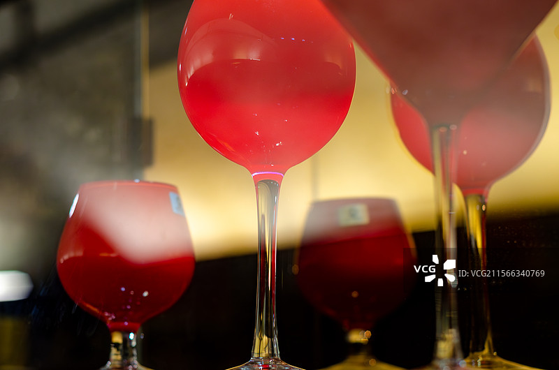 青岛葡萄酒博物馆，酒庄桌上精致的红色高脚杯图片素材