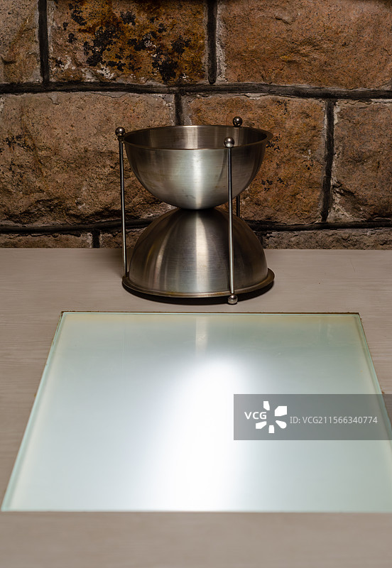 青岛葡萄酒博物馆，酒庄桌上的吐酒器图片素材