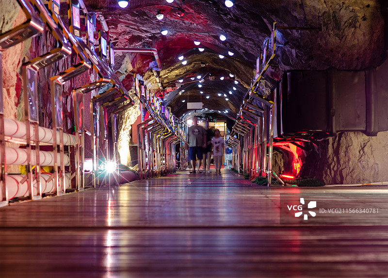 青岛葡萄酒博物馆的地窖的地下通道图片素材