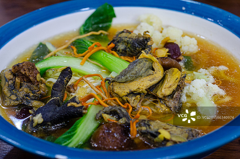 特色沙县小吃的乌鸡汤面图片素材