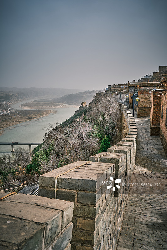 榆林佳县黄河边的山崖上的城墙和县城图片素材