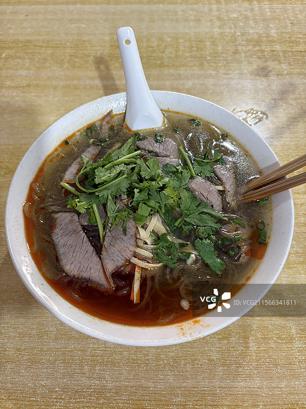 家乡的早餐：最爱的牛肉粉丝汤图片素材