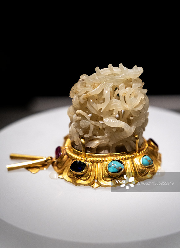 湖北省博物馆典藏明清玉器 钟祥市长滩镇外的明代梁庄王墓 金镶宝石帽顶图片素材