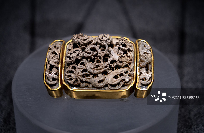 湖北省博物馆典藏明清玉器 钟祥市长滩镇外的明代梁庄王墓 玉带扣图片素材