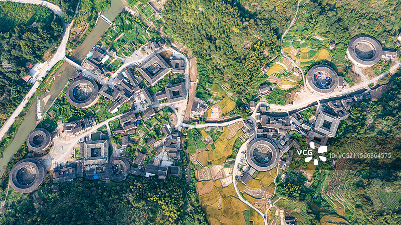 航拍视角下的七星伴月土楼建筑群图片素材