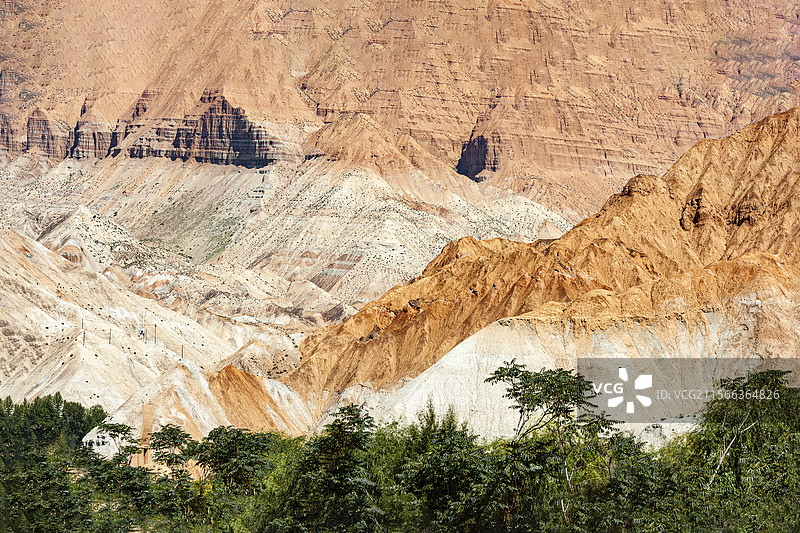 中国青海省，海南藏族自治州，贵德国家地质公园，丹霞地貌图片素材