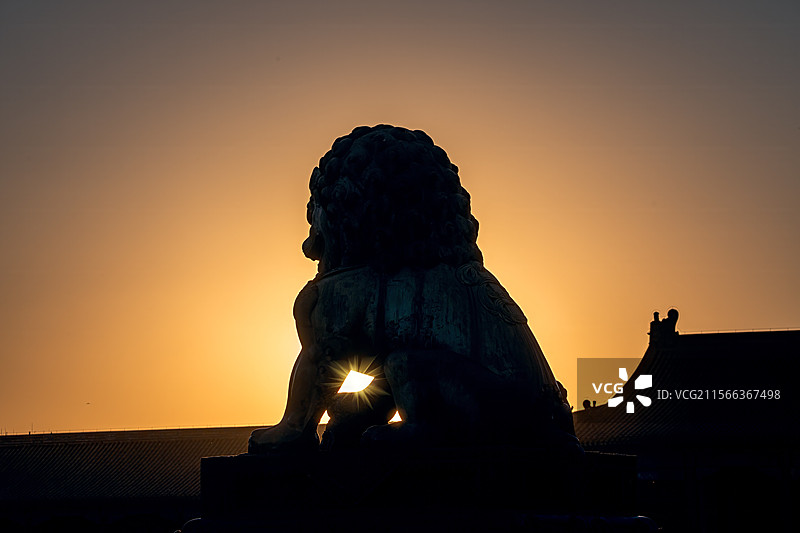 冬季日落时分的故宫太和门铜狮剪影图片素材