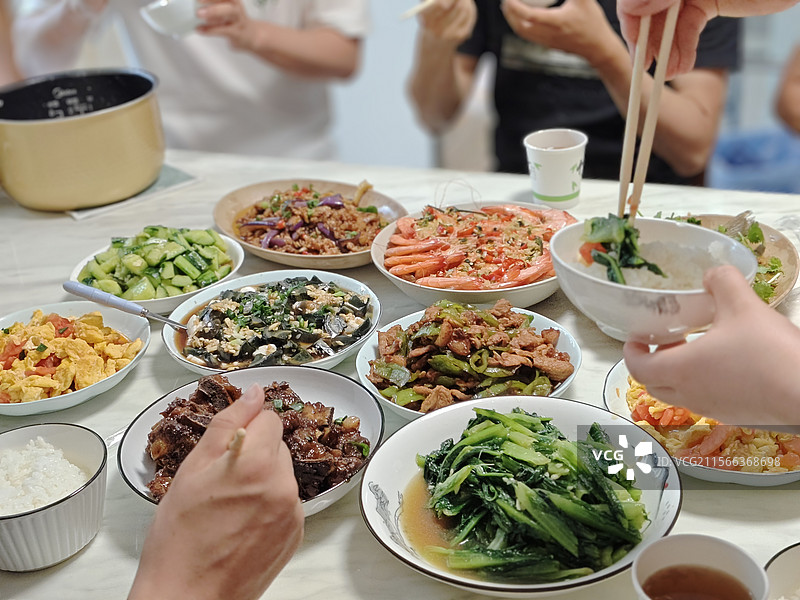 家常菜和朋友一同享受自己作的饭菜图片素材
