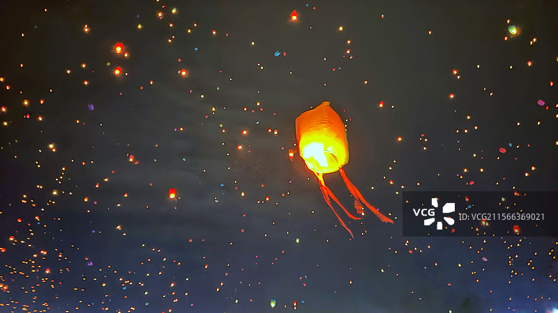 放飞孔明灯图片素材