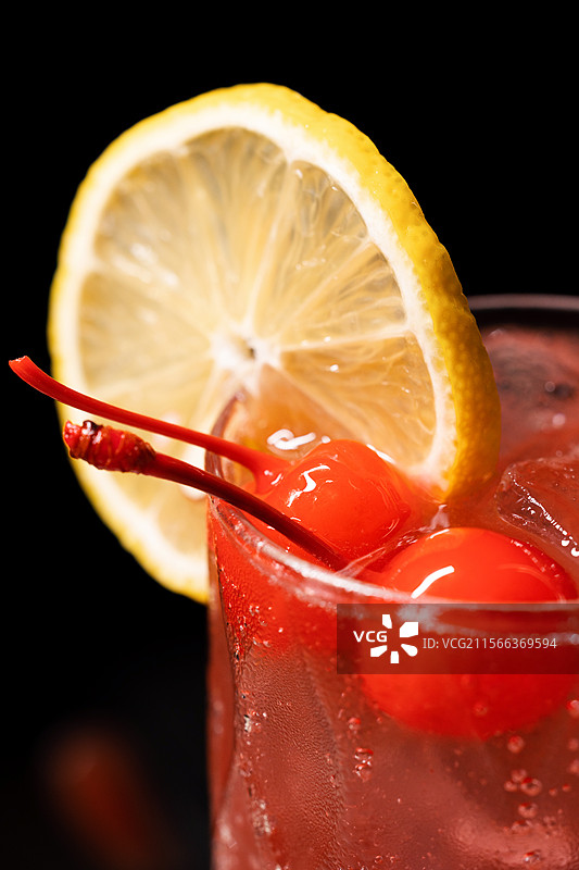 饮料饮品青瓜黄瓜樱桃柠檬鸡尾酒酒精饮料冰饮冰块奶茶果汁图片素材