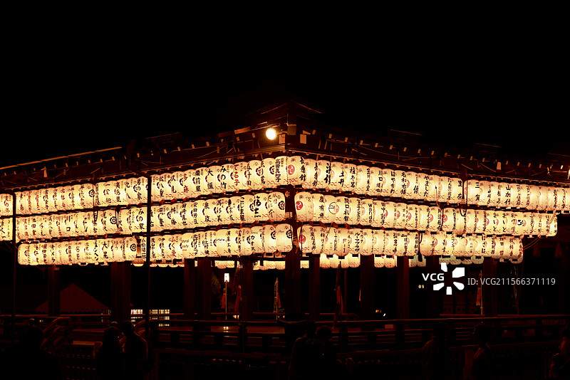 夜间悬挂照明灯笼的低角度视图图片素材