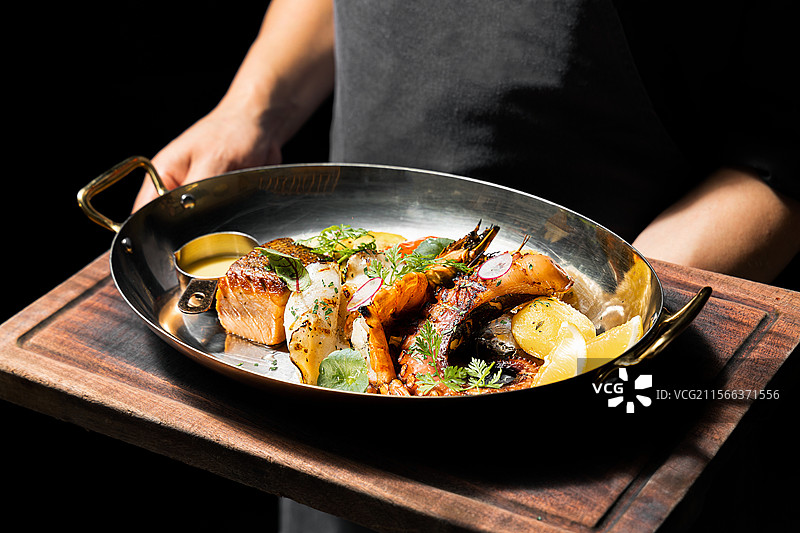 海鲜拼盘烤海鲜炙烤海鲜烤章鱼三文鱼黑虎虾鱿鱼炙烤海鲜料理铁板海鲜图片素材