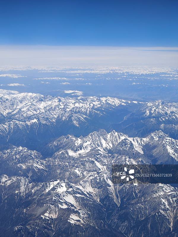 飞往新疆的飞机俯视图图片素材