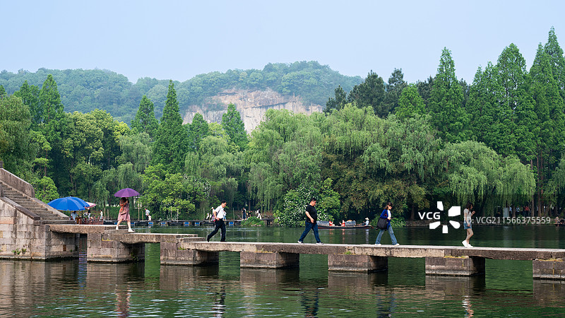 绍兴柯岩风景区 股纤道上的游客图片素材