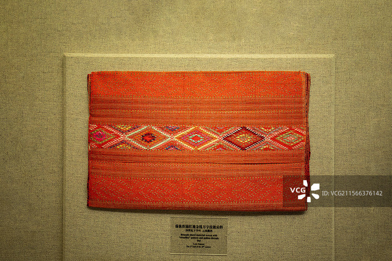 傣族织锦红地金线万字纹披肩料 20世纪下半叶-云南潞西 上海博物馆图片素材
