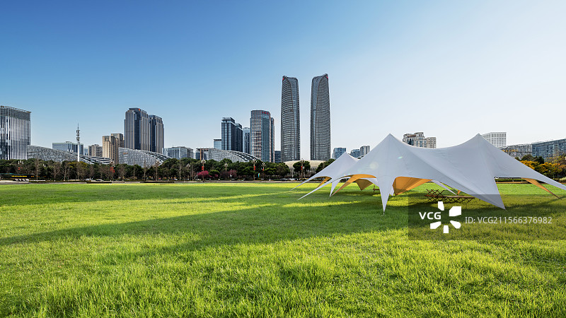 中国成都城市地标建筑和公园露营草地图片素材