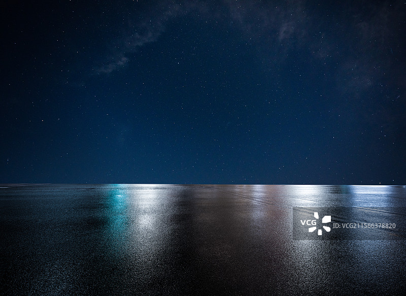 星空下的停车场图片素材