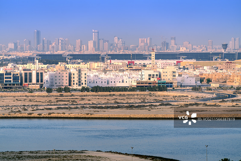 春天，清晨，位于波斯湾畔的巴林首都麦纳麦城市景观，远眺巴林国际机场图片素材