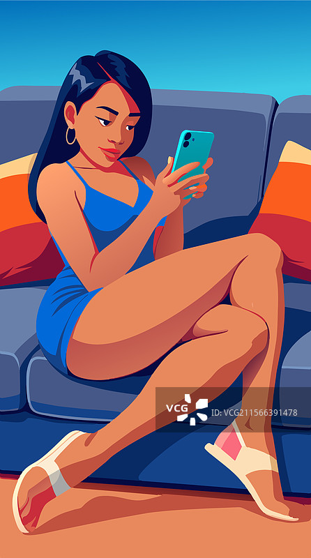 女孩躺在沙发上看手机图片素材