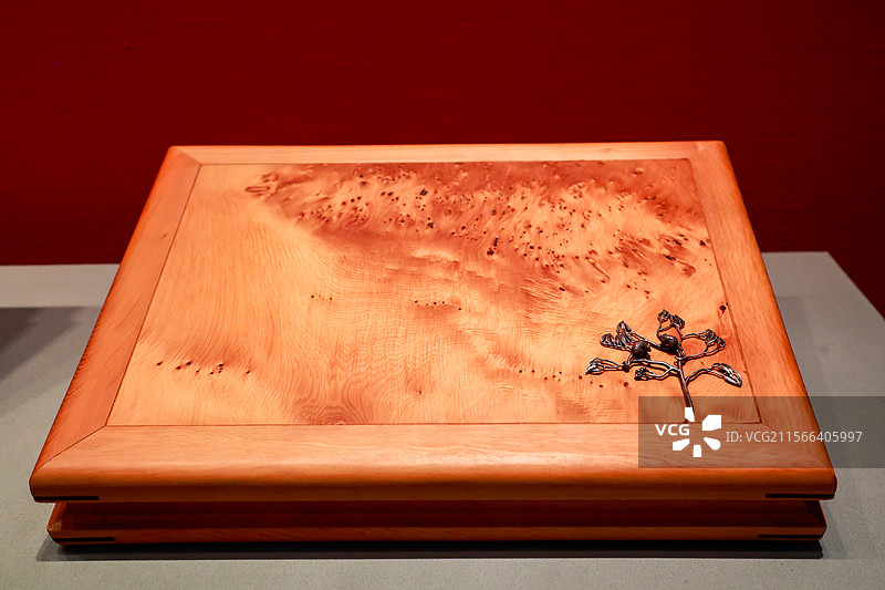 澳大利亚赠送江泽民的镶银树袋鼠木盒图片素材