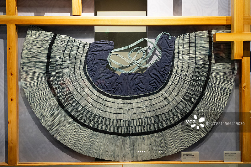 贵州省民族博物馆苗族女盛装蜡染肚兜图片素材