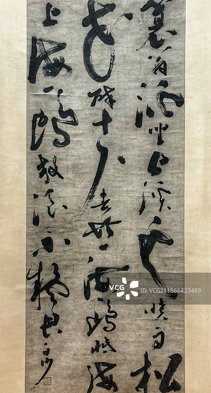 上海博物馆东馆文物（明代狂草）—陈献章《草书七言绝句轴》/枯墨飞白/行气贯通—长三角文博数字化与书法图片素材