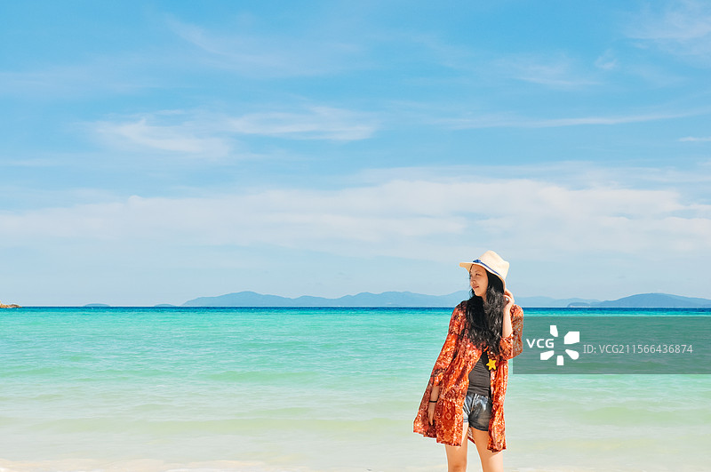 一位中国女性在泰国普吉岛皇帝岛（Raya Island）享受美丽海景图片素材